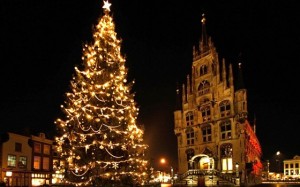 Árbol de Navidad situado en la plaza dle mercado de Gouda, donde encontramos el ayuntamiento de estilo gótico. 